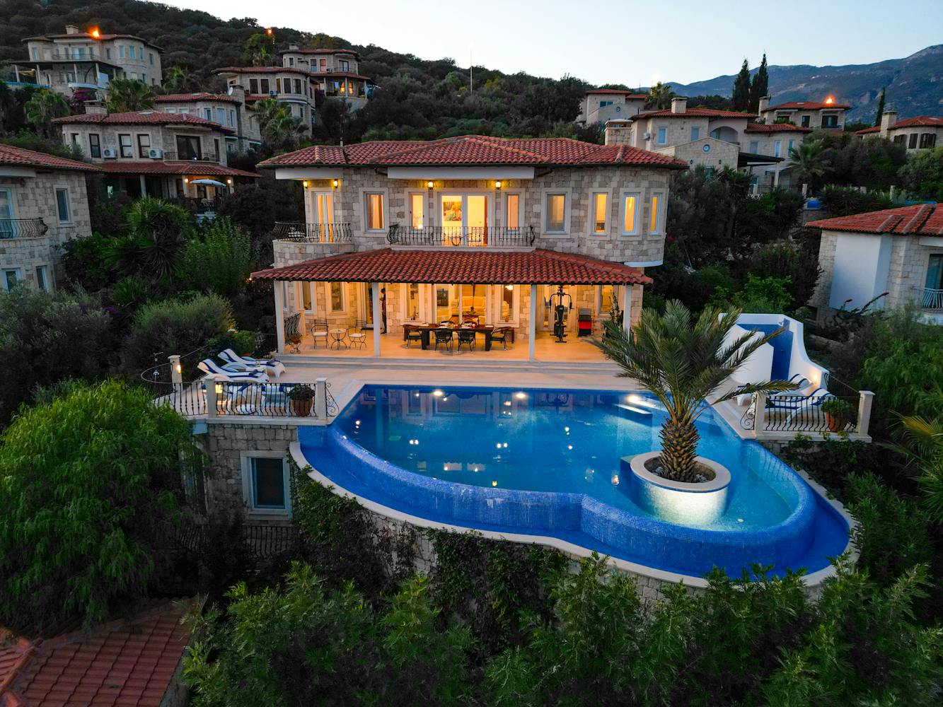 Villa de prestige au crépuscule sur la Côte d'Azur, illustrant les chantiers réalisés par STA à Beaulieu-sur-Mer